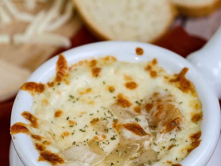 https://myorganizedchaos.net/wp-content/uploads/2014/01/easy-french-onion-soup-4-720x540.jpg