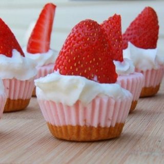 mini-strawberry-cheesecake-bites-recipe