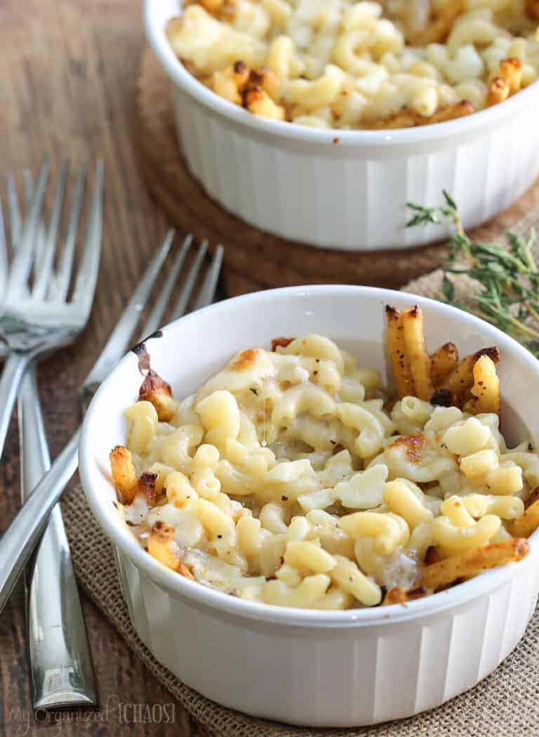A bowl of food on a plate, with Cheese and Poutine
