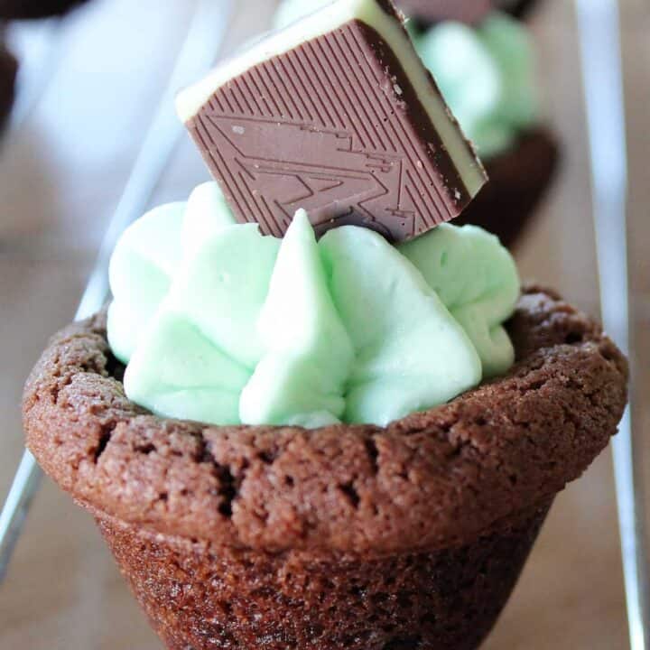mint chocolate cookie cups with text on a cooling rack