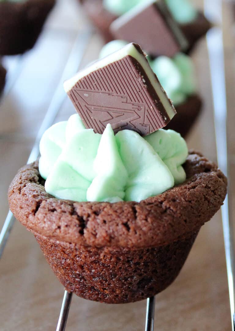 mint chocolate cookie cups with text on a cooling rack